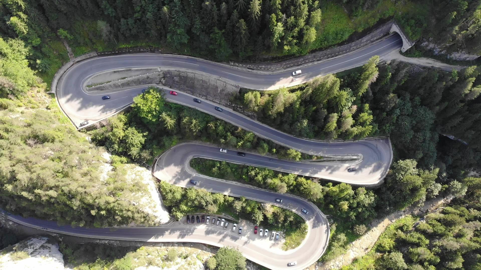 罗马尼亚州峡谷的道路交通视频的预览图