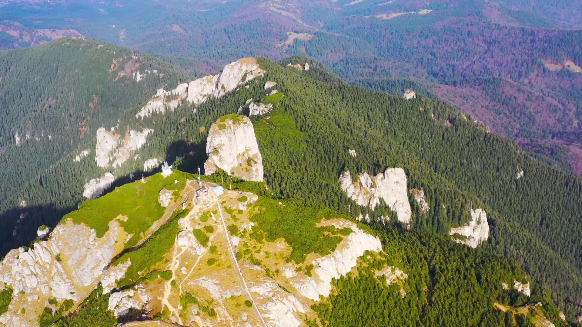 夏季岩山风光和美丽的地貌视频的预览图