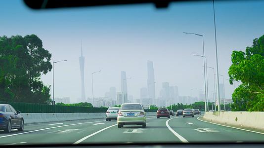 高速公路上车内视角广州塔视频的预览图