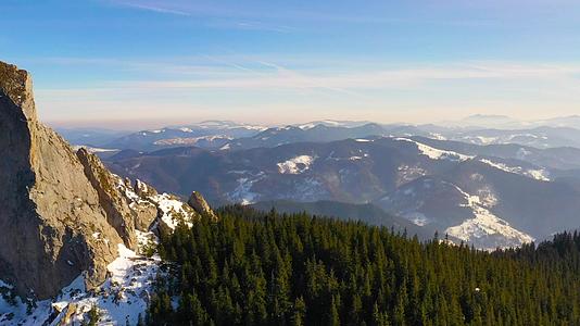 山顶无人驾驶飞机在山上的冬季风景视频的预览图