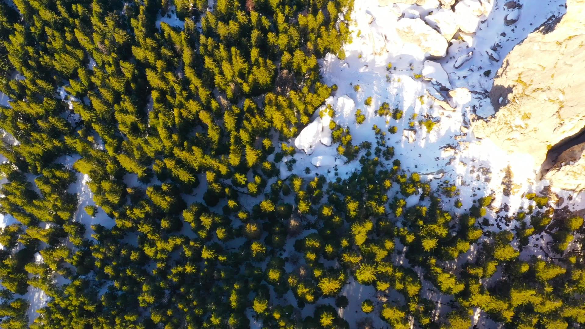 冬天无人机在空中拍摄拉劳顶部的冬季景观视频的预览图