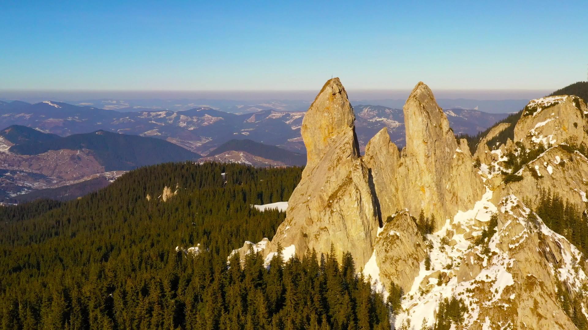 山上的女士石空中山顶的冬景视频的预览图