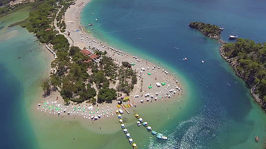 飞过去向下倾斜在蓝色标志上奥卢迪尼斯海滩视频的预览图