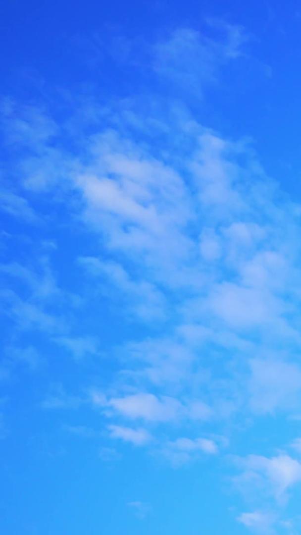 拍摄天空蓝天白云延时摄影视频的预览图
