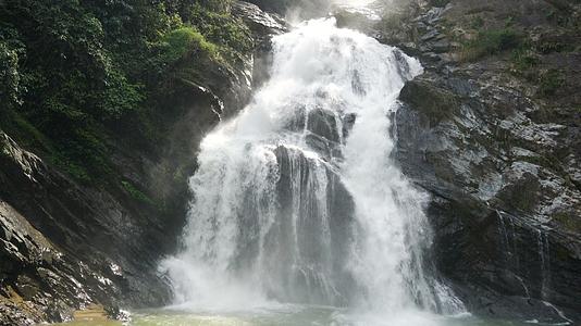 Karome泰国的瀑布瀑布流淌巨大的黑石落下热带森林花岗岩山上的瀑布亚洲茂密的丛林美丽的自然风光视频的预览图