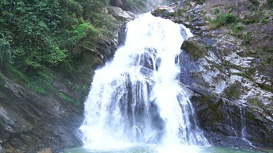 慢动作Karome泰国的瀑布瀑布流淌巨大的黑石落下热带森林花岗岩山上的瀑布浓密的亚洲丛林视频的预览图