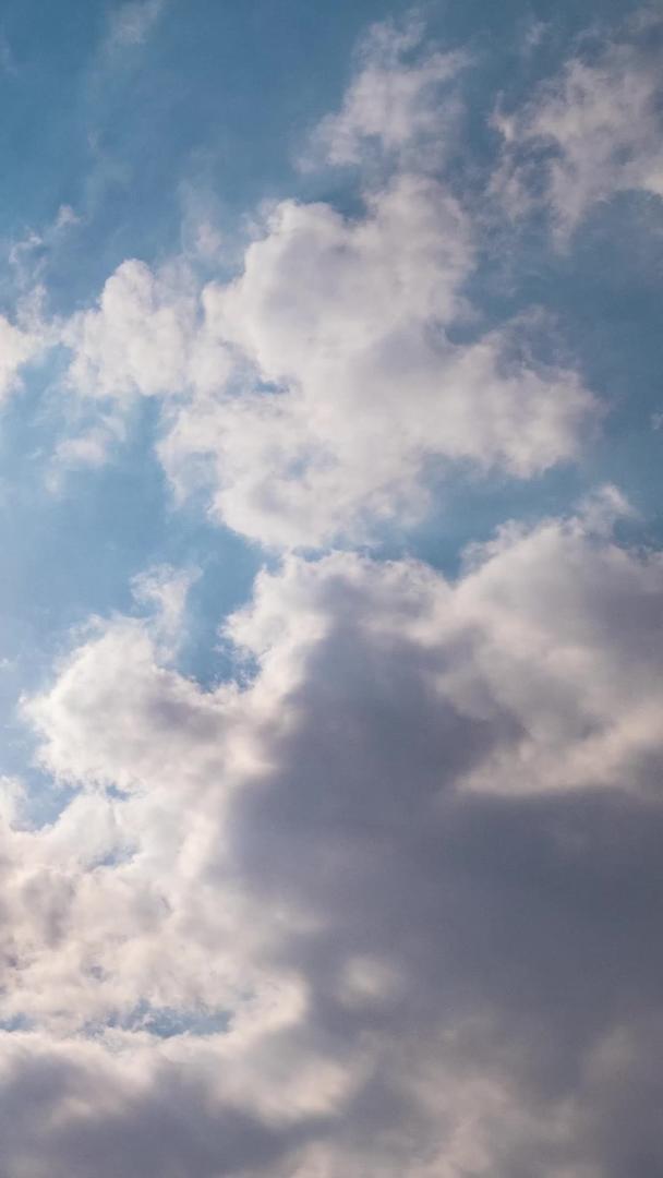 晴朗的天空下的蓝天白云大太阳视频的预览图