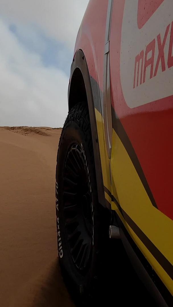 GOPRO运动相机从第一视角拍摄汽车轮胎沙漠漂移扬沙视频的预览图