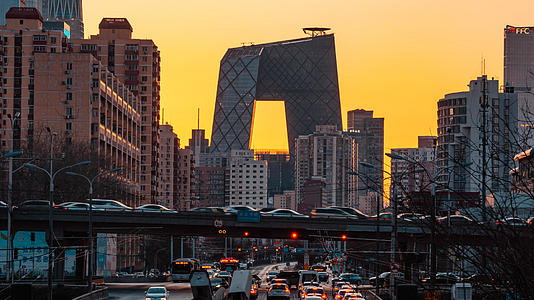 8K唯美延时北京国贸央视新大楼城市黄昏晚霞逆光剪影车流不息视频的预览图
