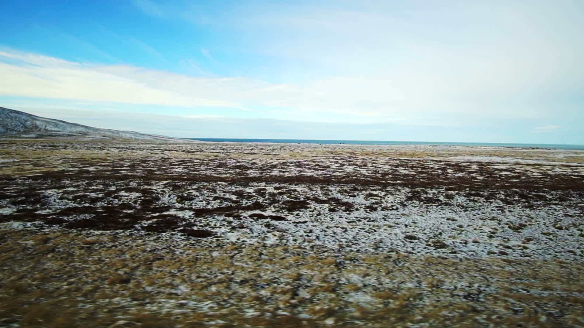 冰上公路旅行宁静的山景和天空视频的预览图