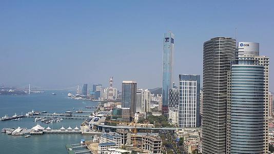 厦门城市风光海边的高楼群视频的预览图
