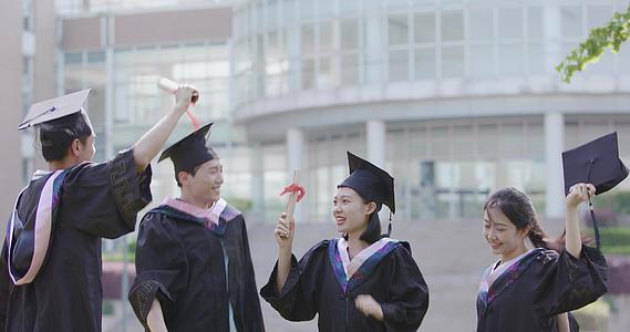 8K兴奋的毕业生身穿学士服即将毕业视频的预览图
