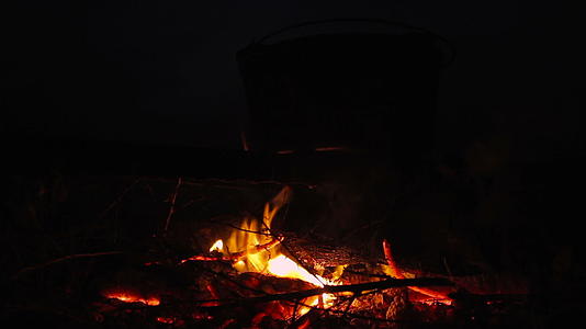 晚上烧火时用锅炉做饭视频的预览图
