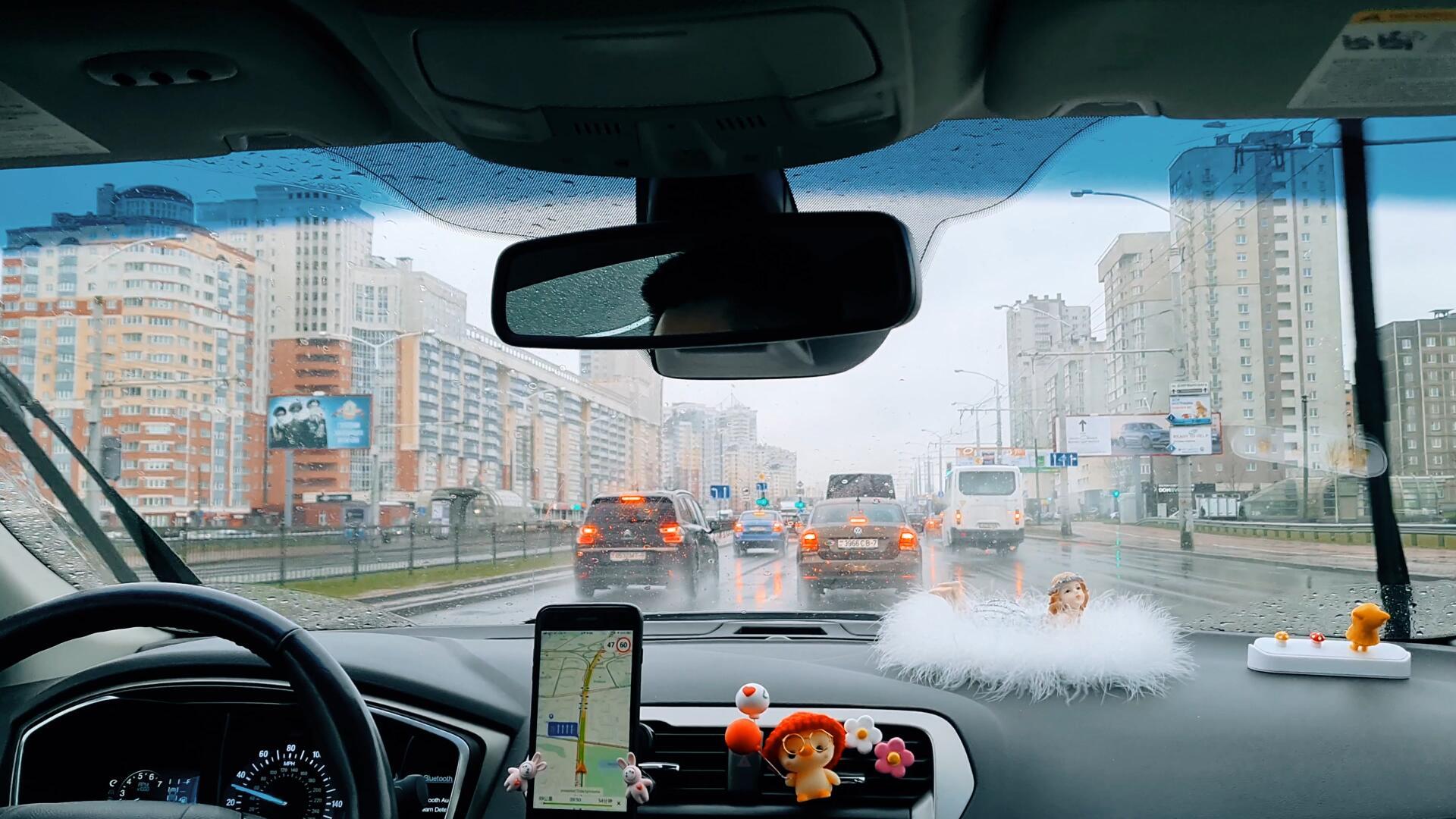 梅雨季节上下班高峰拥堵的城市车流视频的预览图