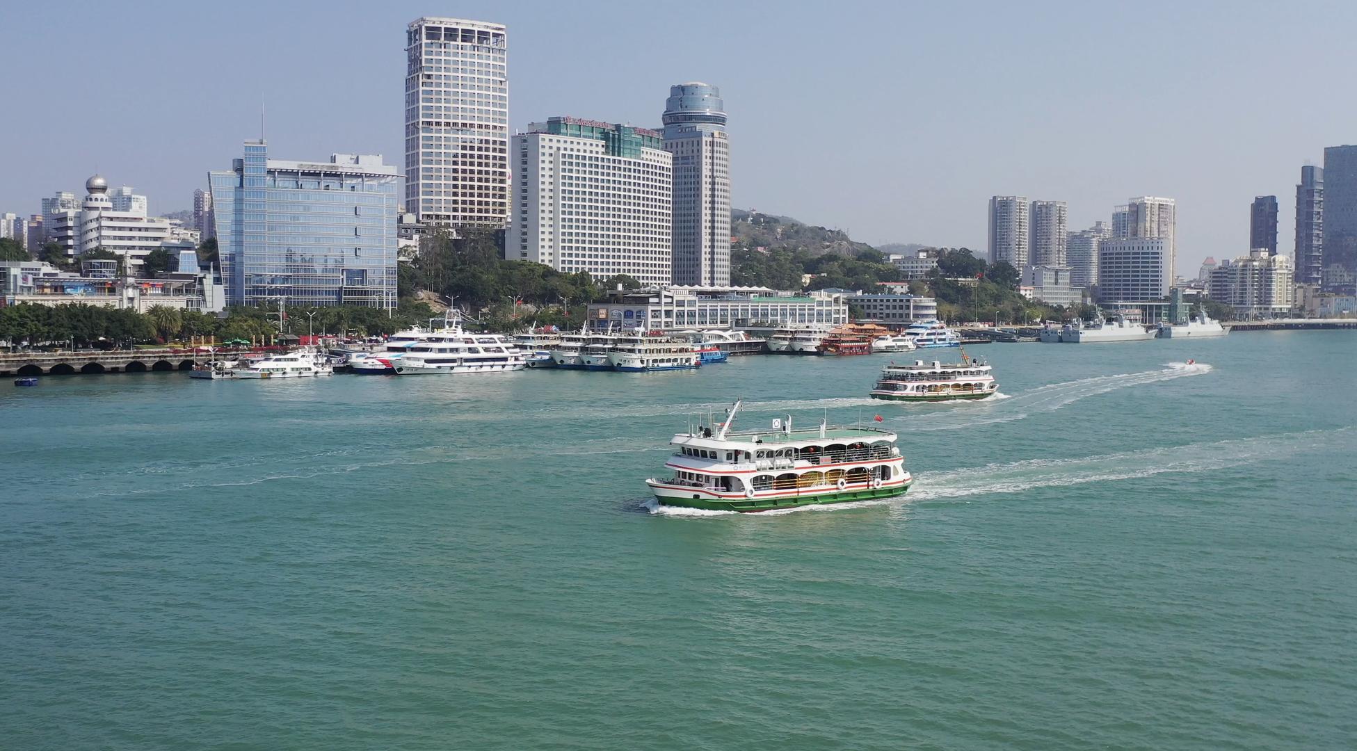 厦门城市风光鼓浪屿轮渡航拍4K视频视频的预览图