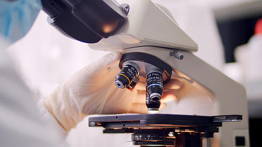 4k实拍实验室科研人员操作显微镜实验视频的预览图