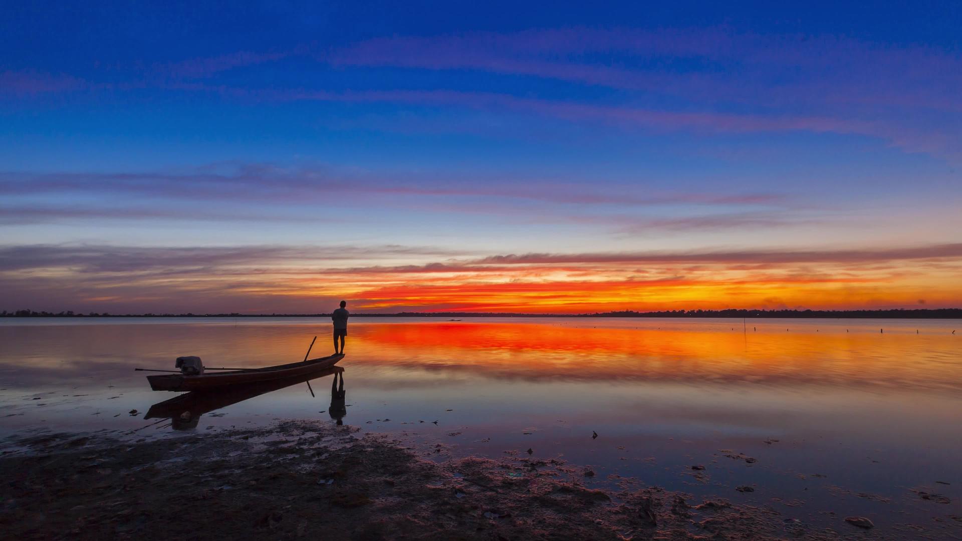 湖中日落时多彩的天空视频的预览图