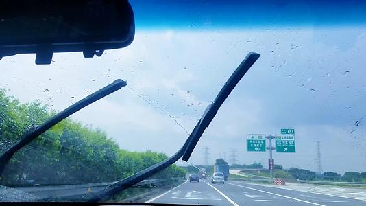 高速公路冒雨前往机场的路上视频的预览图