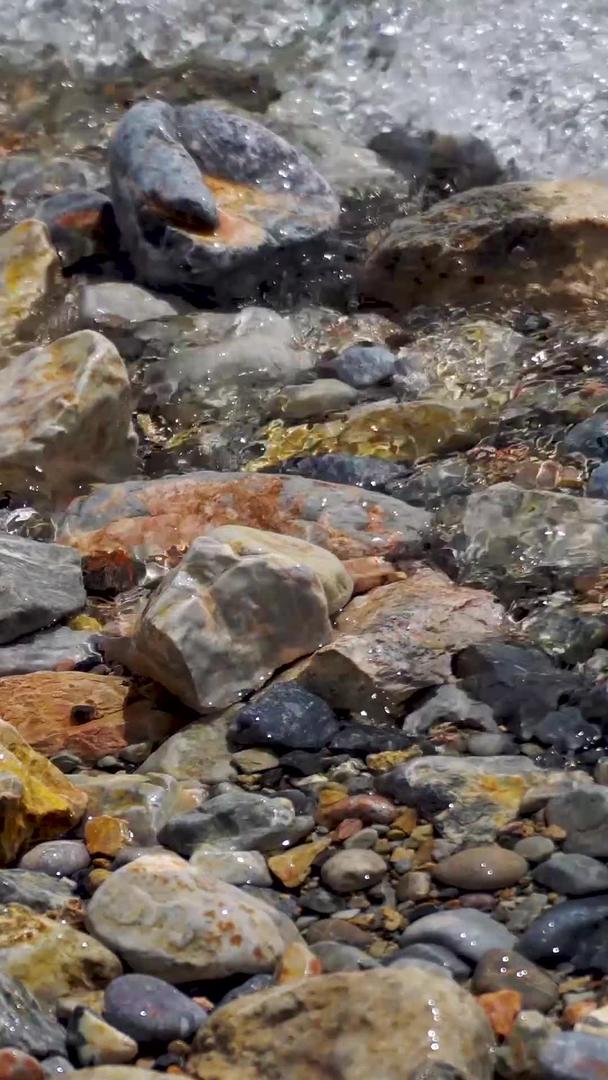 海浪拍打礁石视频的预览图