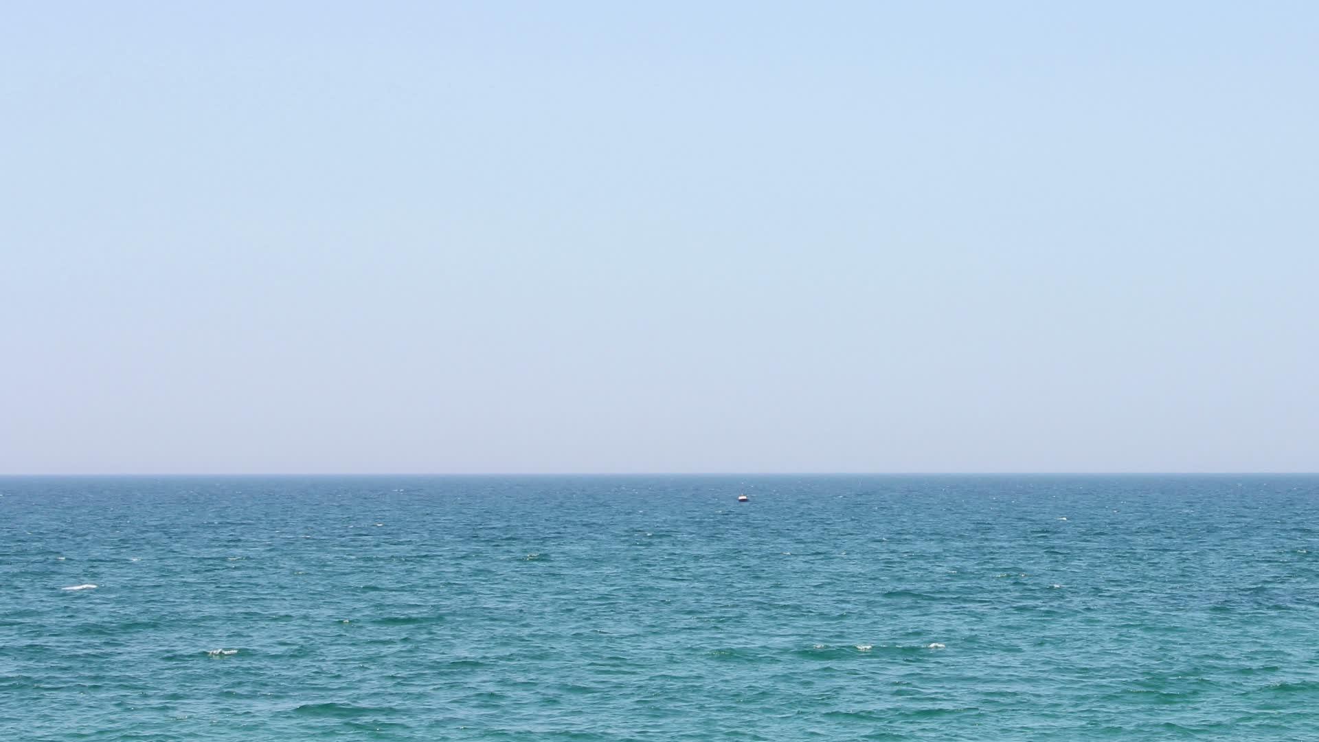 海面远处的海上降落伞视频的预览图