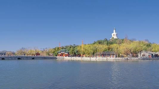 8K延时唯美北京春分时节北海公园人群川流不息视频的预览图