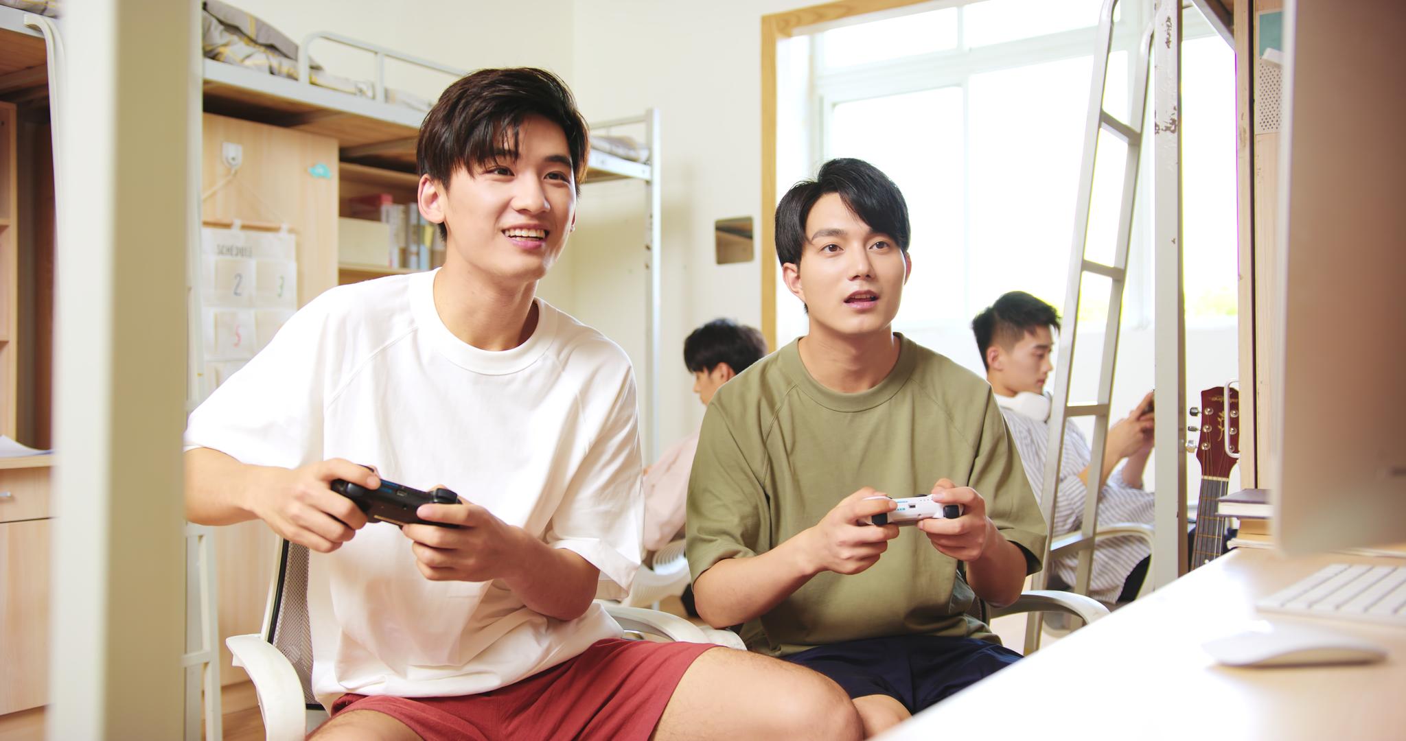 男生宿舍里两男同学打游戏视频的预览图