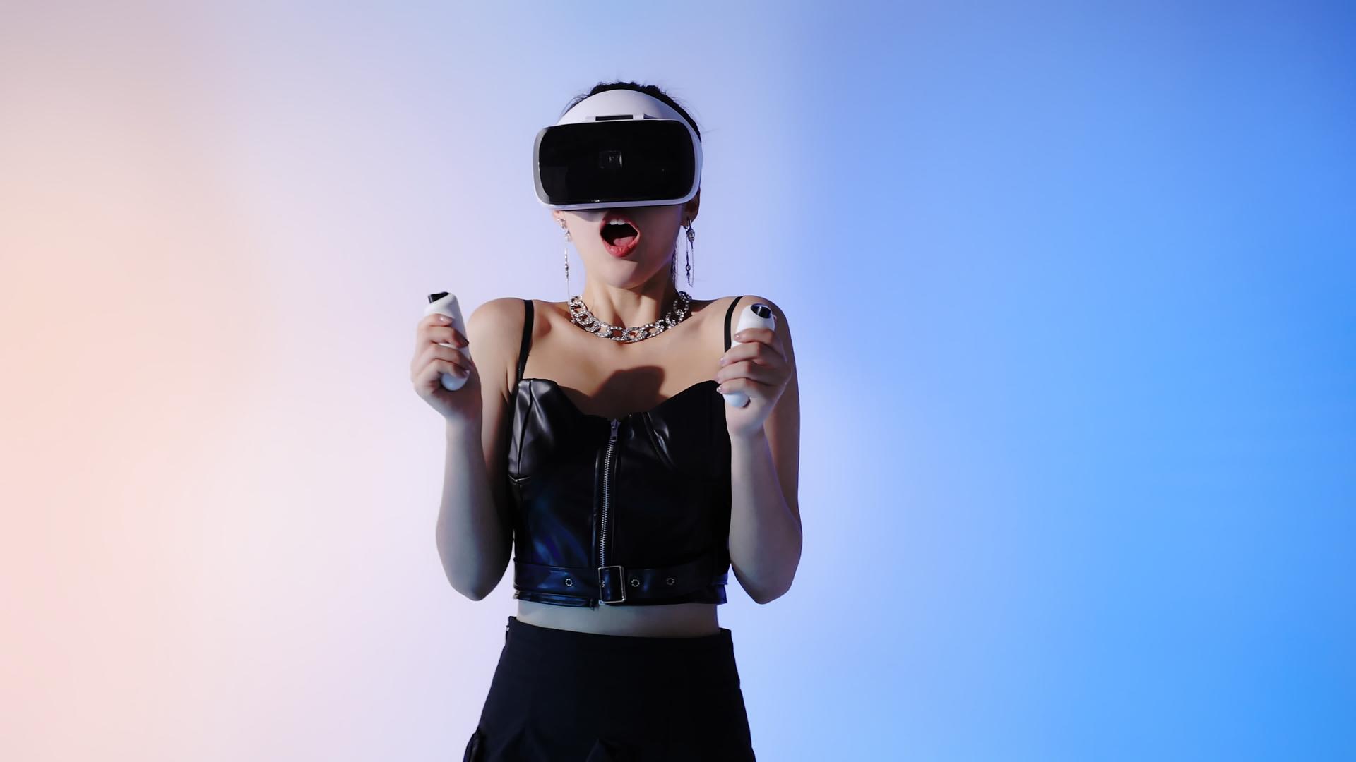 戴VR眼睛的少女视频的预览图