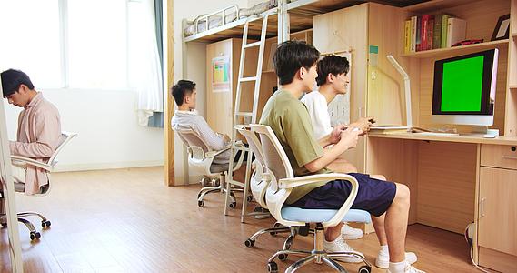 男生宿舍里两男同学激烈打游戏对战视频的预览图