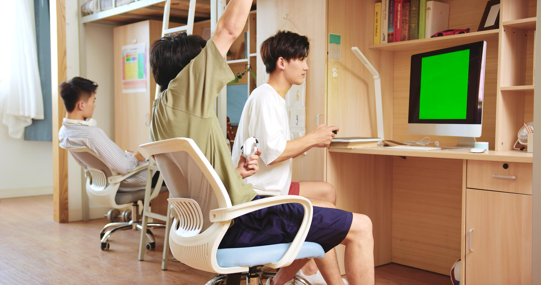 男生宿舍里两男同学激烈对战打游戏视频的预览图