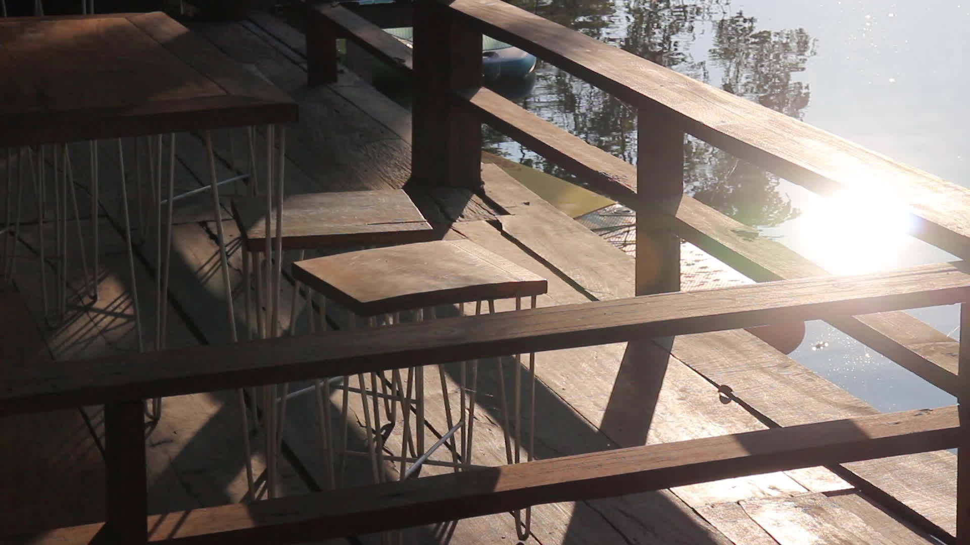 咖啡馆座位旁边的水池视频的预览图