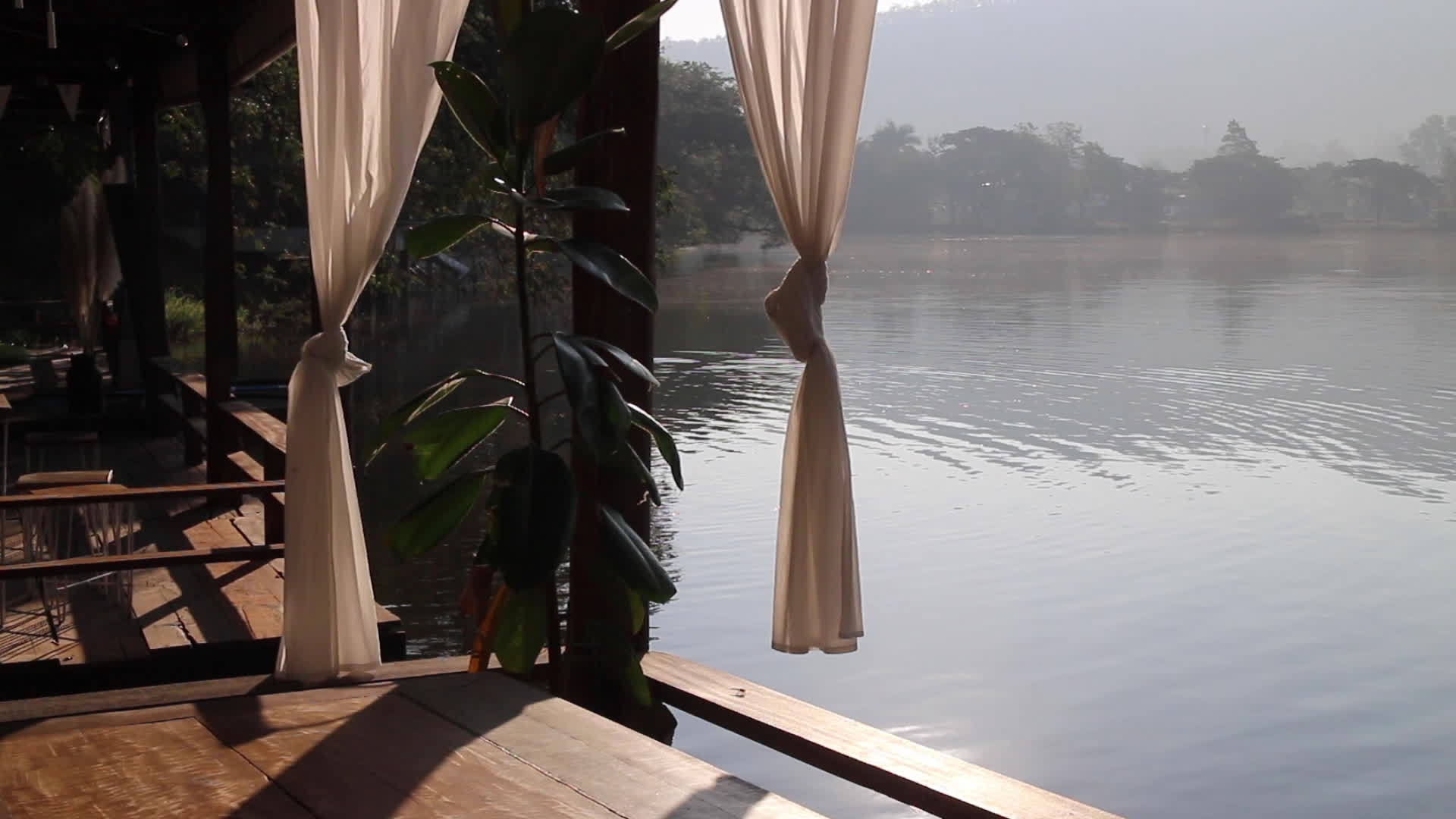 咖啡馆的座位在天然水池中视频的预览图