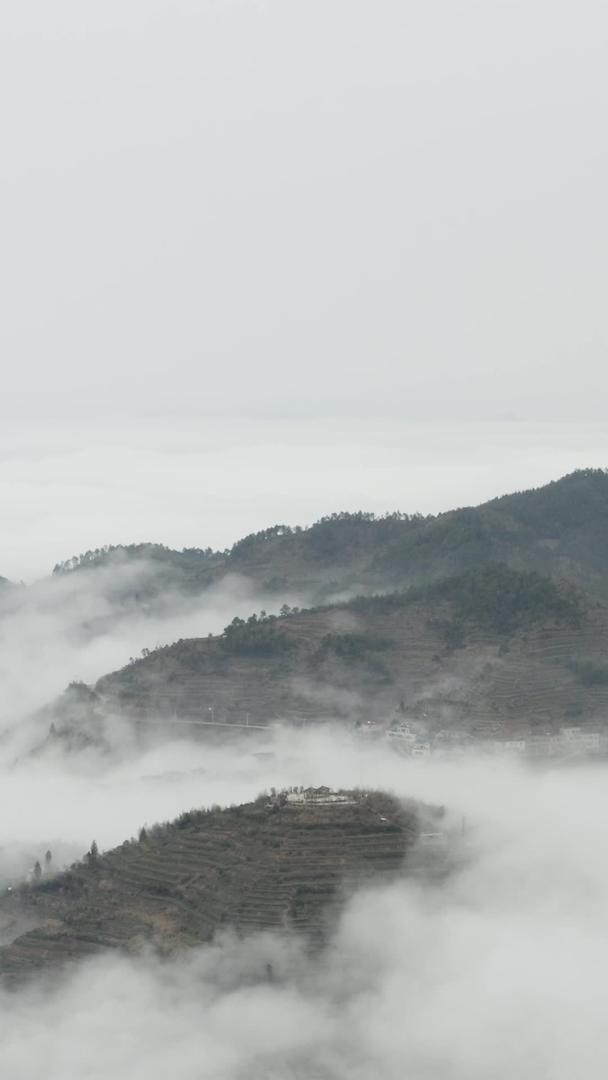 云雾环绕的航拍群山聚集在一起视频的预览图