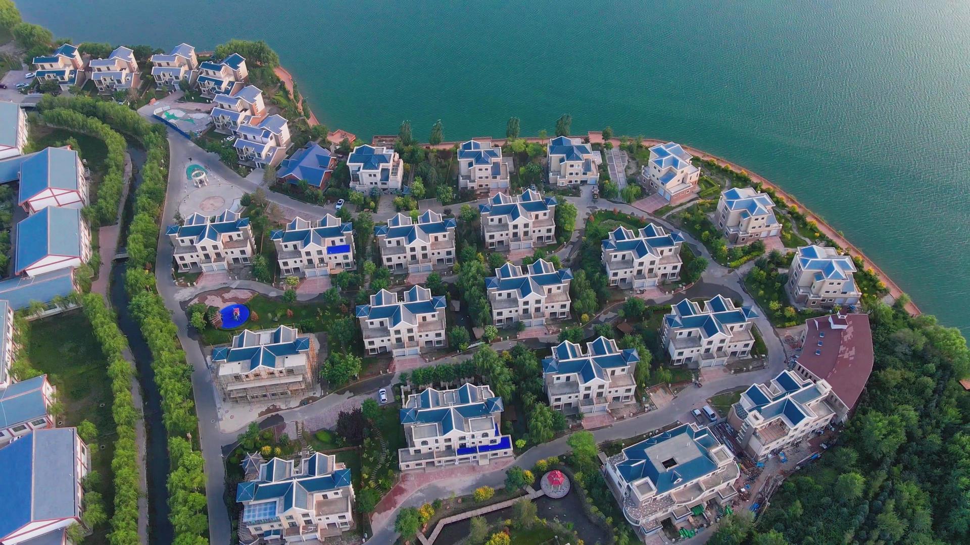 4K航拍城市郊外富人区湖边别墅楼盘群视频素材视频的预览图