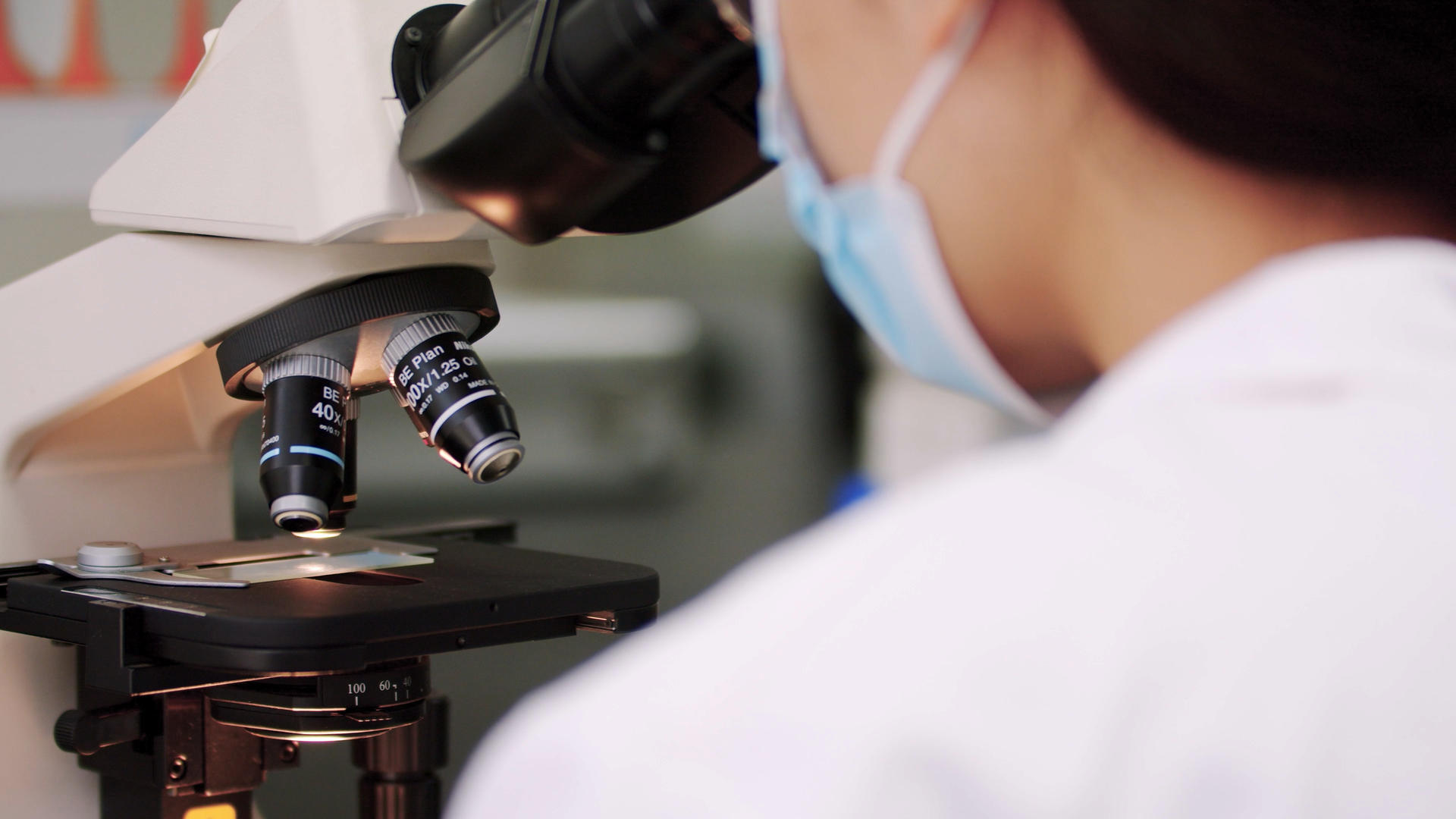 4k实拍科研人员认真观察试剂在显微镜下化学反应视频的预览图