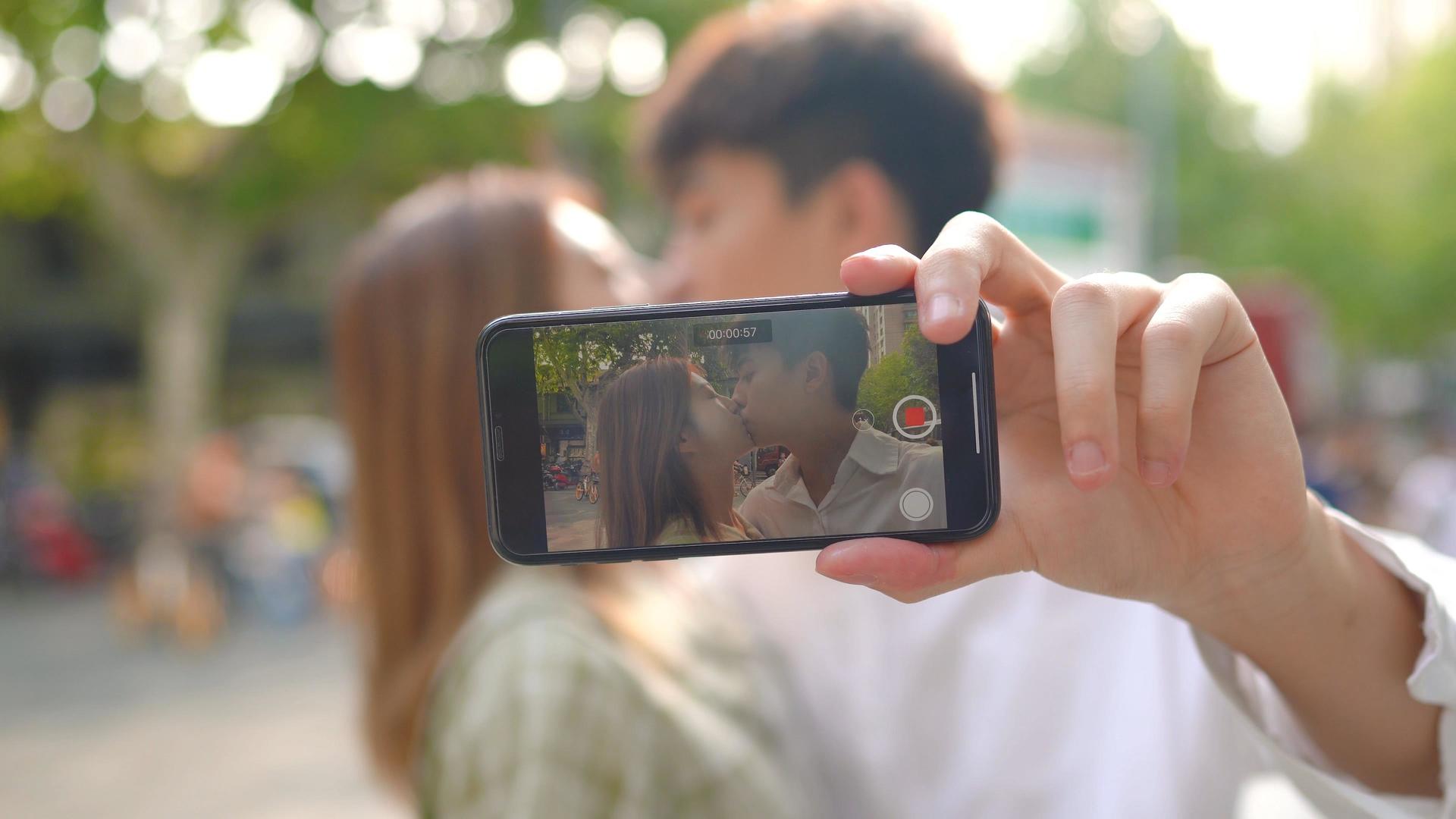 4k情侣自拍接吻视频的预览图