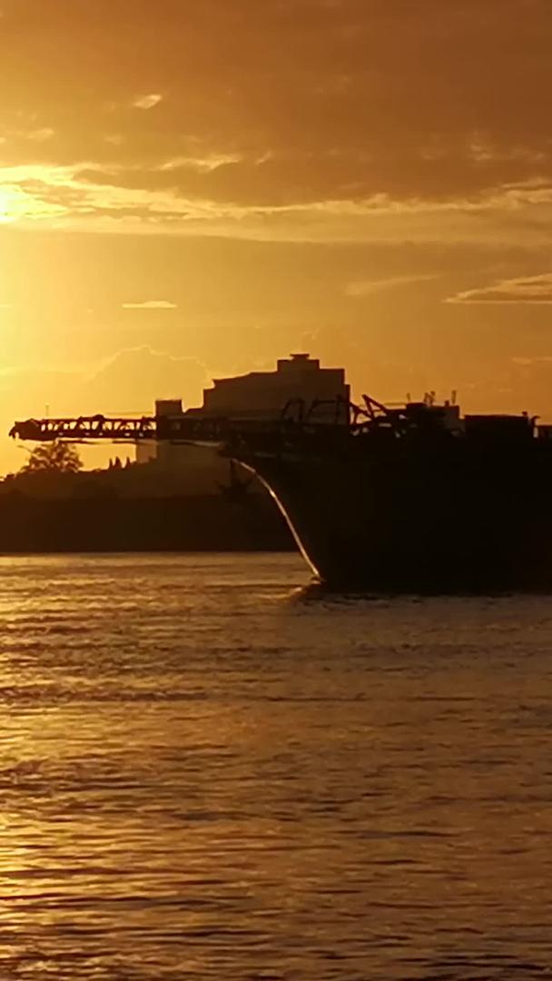 夕阳江上船实拍视频的预览图