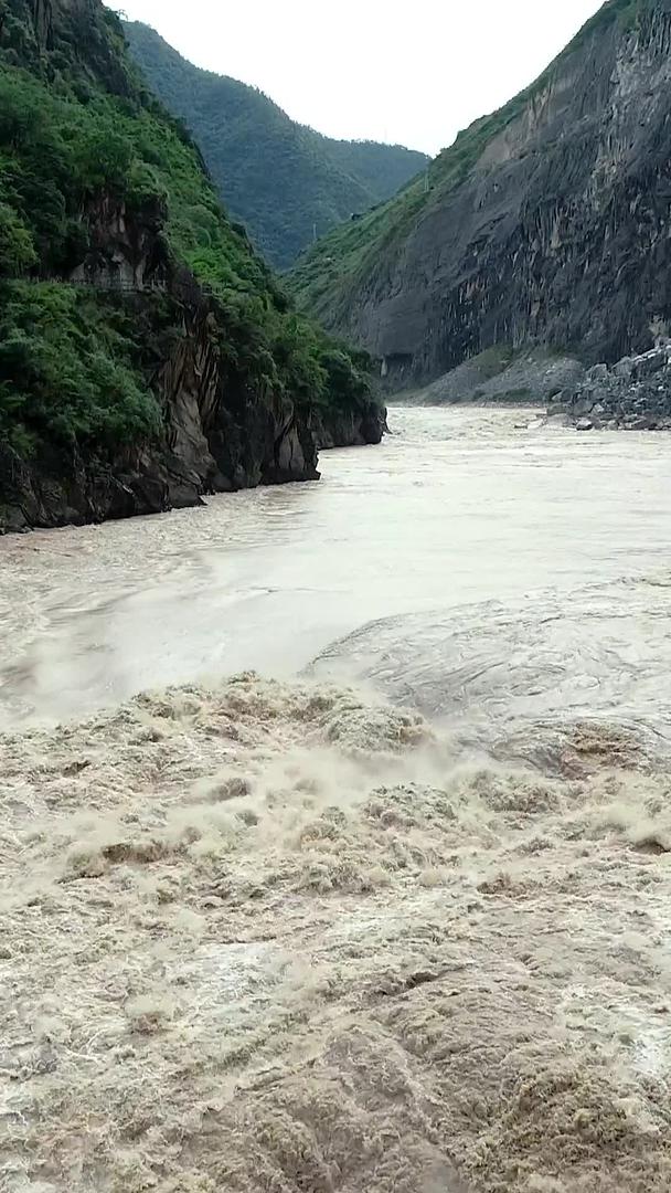 云南香格里拉虎跳峡景区航拍视频的预览图
