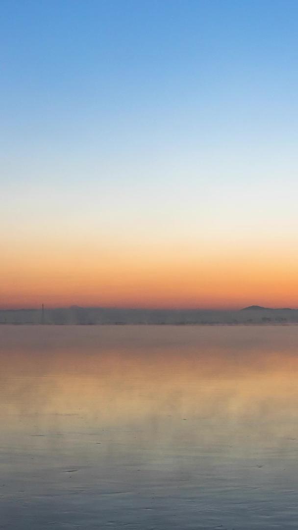 早晨鸭绿江上泛起的晨雾延时视频视频的预览图