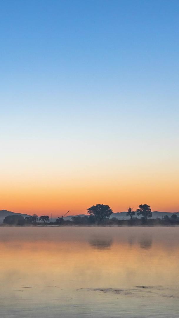 早晨鸭绿江上泛起的晨雾延时视频视频的预览图