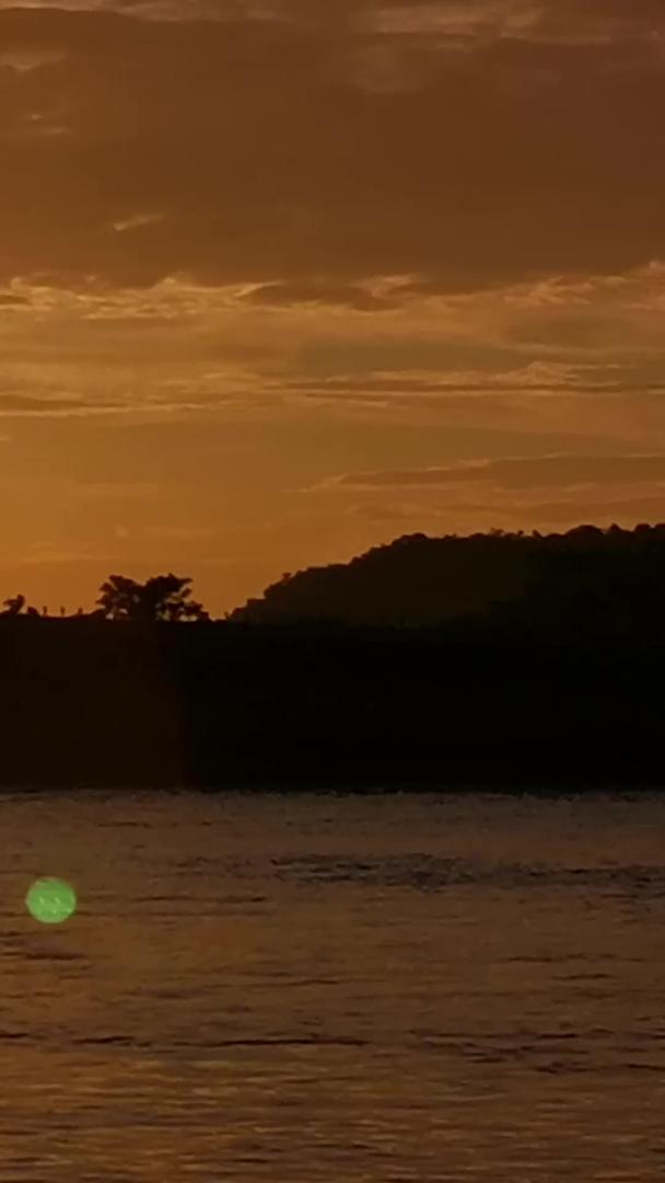 夕阳江上船实拍视频的预览图