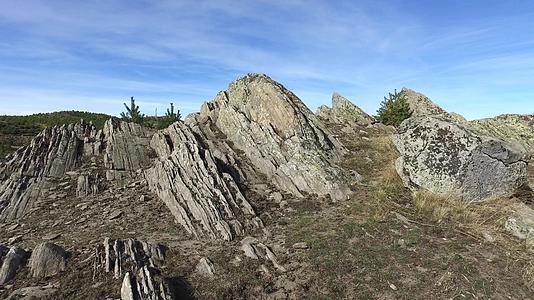 山上漫步形成岩石的天然岩层视频的预览图