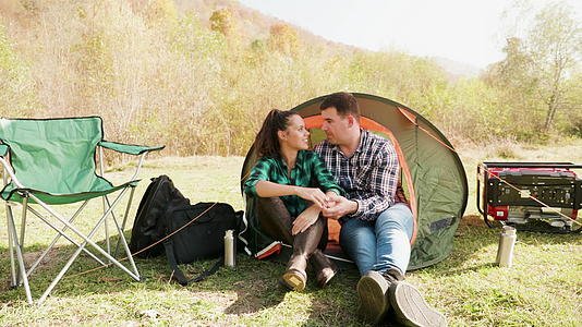 在舒适的露营地拥抱着迷人的年轻夫妇视频的预览图