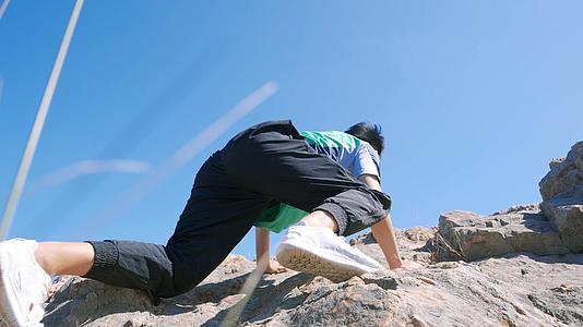 4K攀岩男性青年特写攀登登高顶动作爬山悬崖视频的预览图