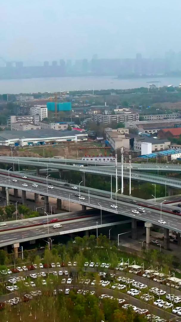 城市立交桥与长江大桥交通繁忙延时视频素材视频的预览图