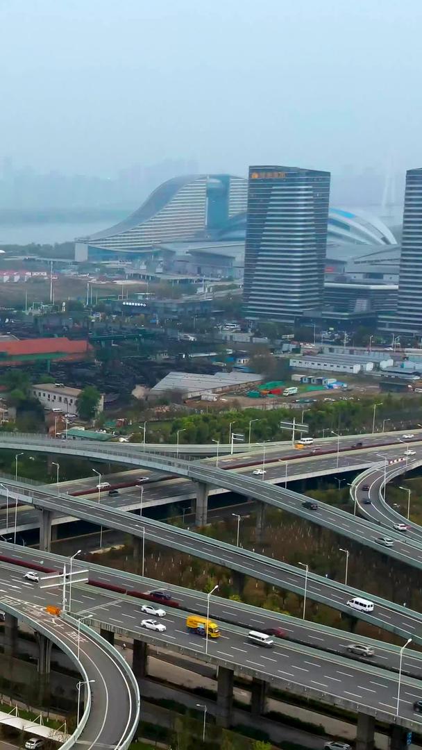 城市立交桥与长江大桥交通繁忙延时视频素材视频的预览图
