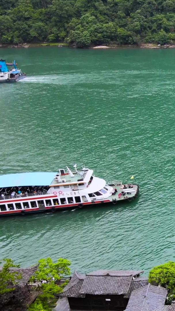 游船航拍在长江三峡西陵峡4A景区视频的预览图