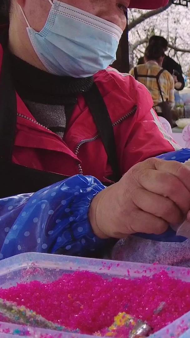 城市街头制作小吃美食粉色棉花糖素材料视频的预览图