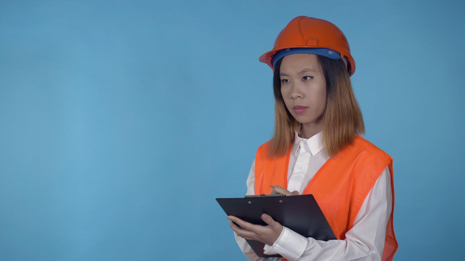 美丽的韩国女工人视频的预览图
