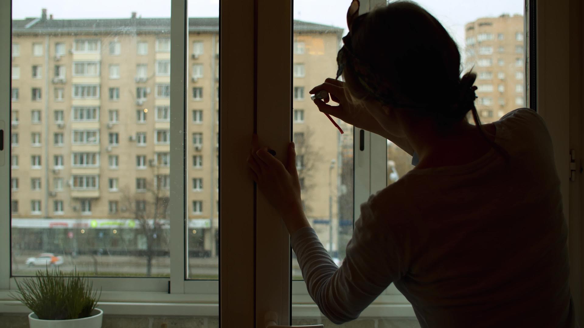 女人用口红在窗户上写字视频的预览图