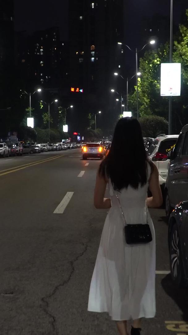 女孩下班后走过红路灯人行道视频的预览图